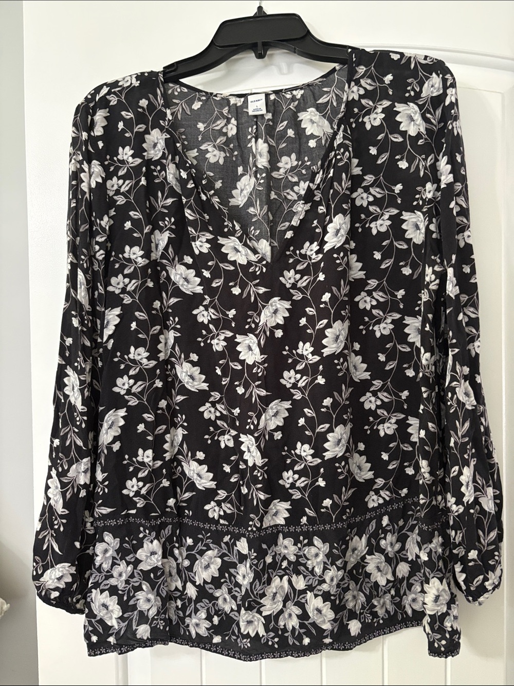 Old Navy Black & White Floral V-Neck Tunic